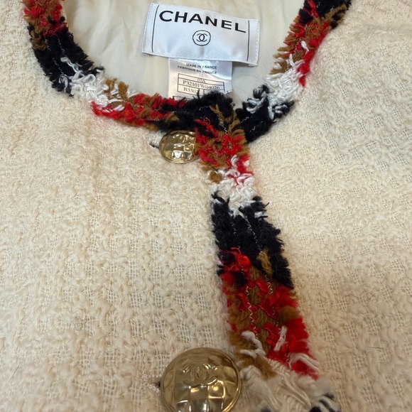 CHANEL Ivory Tweed Coat with Vibrant Trim - Picture 13 of 17